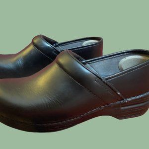 Dansko XP Black Comfort Slip Resistant Restaurant Clogs 39 wide 39w 9.5 9